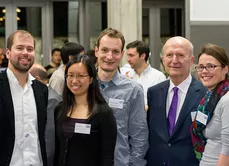 Senator E.h. Roland Lacher mit einigen Bewerbern für das Postdoktoranden-Stipendium der TUM Universitätsstiftung. (Bild: Astrid Eckert/TUM)