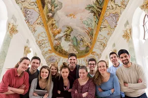 Studierende im Steinernen Saal im Kloster Raitenhaslach (Bild: Astrid Eckert / TUM)