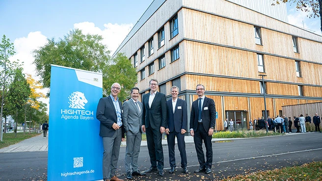 Fünf Herren im Anzug stehen anlässlich der Eröffnung vor dem Gebäude des Center for Organoid Systems: Von links nach rechts: Prof. Andreas Bausch, Co-Direktor des COS, TUM-Präsident Prof. Thomas F. Hofmann, Wissenschaftsminister Markus Blume, Prof. Matthias Hebrok, Executive Director des COS und Co-Direktor Prof. Maximilian Reichert.