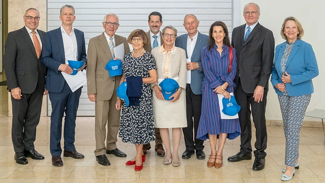 Gruppenfoto mit neuen Stiftern und ihren Ehefrauen mit Kanzler und Präsident der TUM sowie der Stiftungsratsvorsitzenden. Sie wurden zur Urkundenübergabe an der Wall of honor der TUM Universitätsstiftung begrüßt.