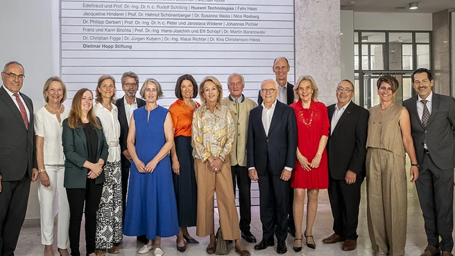 Gruppenfoto der neuen Stifter und Stifterinnen vor der Ehrentafel, in die die Namen der Stifter und Stifterinnen eingraviert wurde, anlässlich der Urkundenübergabe. Mit Kanzler, Präsident und Stiftungsratsvorsitzender.