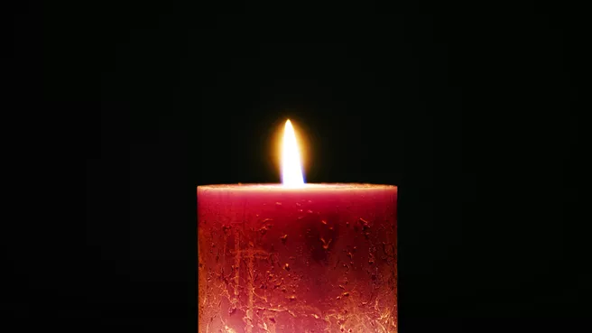 brennende_rote_Kerze - Foto: George Becker / pexels