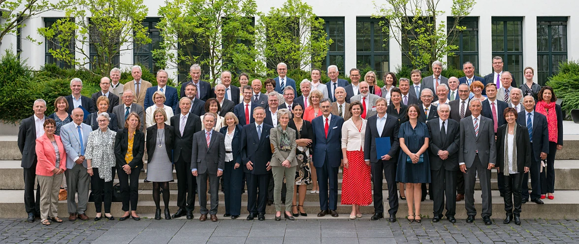 Gruppenfoto mit Stifterinnen und Stiftern in mehreren Reihen hintereinander im Innenhof des TUM Stammgeländes. 