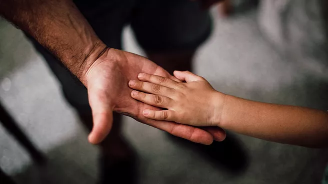 Hände Erwachsener und Kind - Foto: Juan-Pablo Serrano-Arena / pexels