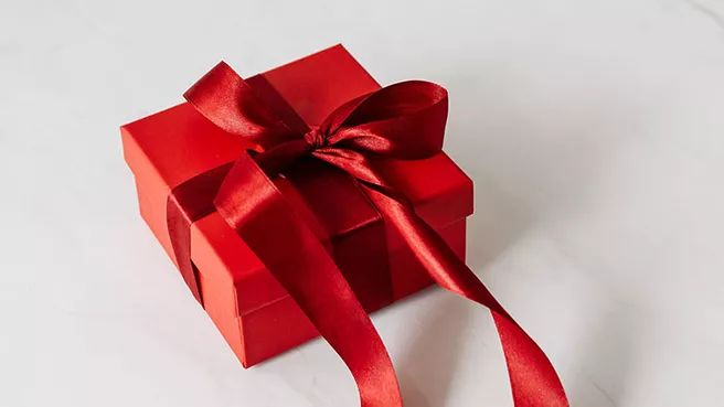 rot eingepacktes Geschenk - Foto: Karolina Grabowska