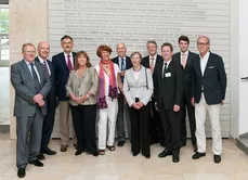 Der Stiftungsvorstand begrüßt jedes Jahr die neuen Stifter vor der Ehrentafel im TUM-Foyer. (Bild: Uli Benz/TUM)