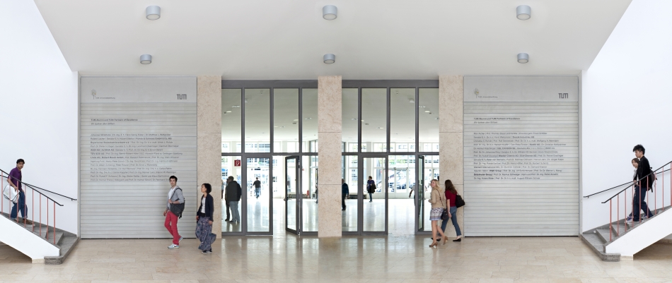 Die Wand mit den Namen aller Stifter der TUM Universitätsstiftung in der Vorhalle des Hauptgebäudes Rechts und links vom Durchgang zum Innenhof der TUM am Campus Innenstadt stehen zwei wandhohe Tafeln, auf die die Namen der Stifter eingraviert sind.