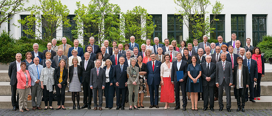 Die Mitglieder der Stifterkonferenz stehen für ein Gruppenfoto im Innenhof des Stammgeländes_Foto_Uli Benz_TUM