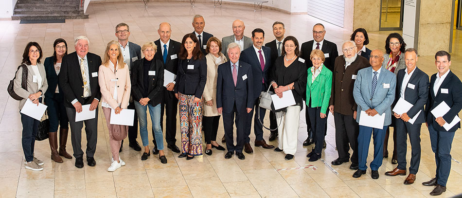 Gruppenfoto mit neuen Stiftern mit ihren Stifterurkunden und dem Präsidenten der TUM 